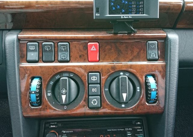 22 Mercedes Wagon console AC controls