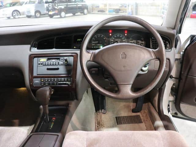 2-You-can-get-mid-90s-Toyota-Crown-with-no-airbags-direct-from-Japan
