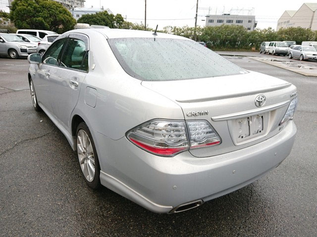 Luxury JDM hybrid sedan class smooth quiet ride Japanese dealer auctions import export pros