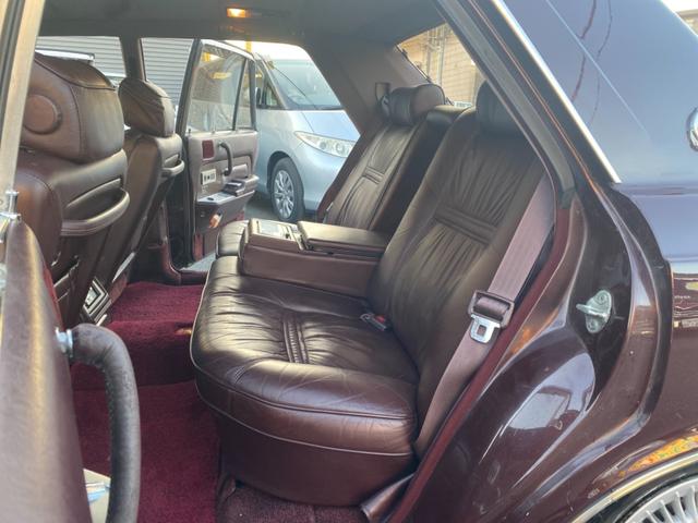 Toyota Century G40 full rear seat accomodation. Buy at used car auction