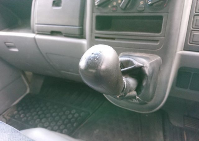 2006 Mitsubishi Canter Dump Truck. Gear shift lever dashboard mounted in 7th gen Canter imported used from Japan