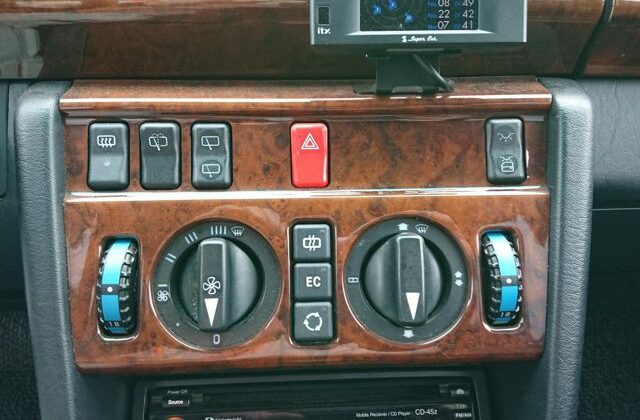 22-Mercedes-Wagon-console-AC-controls-640x456