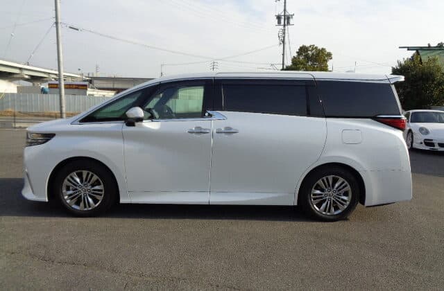 Toyota Alphard, Luxury Minivan, Family-friendly, Spacious Interior, Premium Features, Comfortable Seating, Advanced Safety, V6 Engine, Hybrid Option, Import from Japan, Japan Car Direct